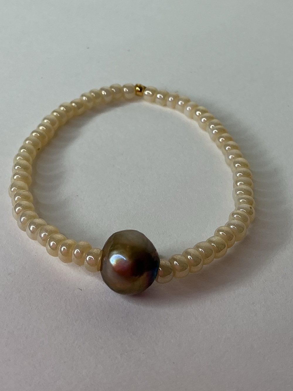 Cream Pearl Bead Bracelet with Dark Iridescent Accent